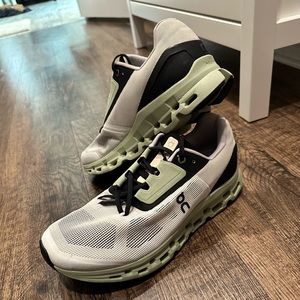 ON Running Shoe Cloudstratus